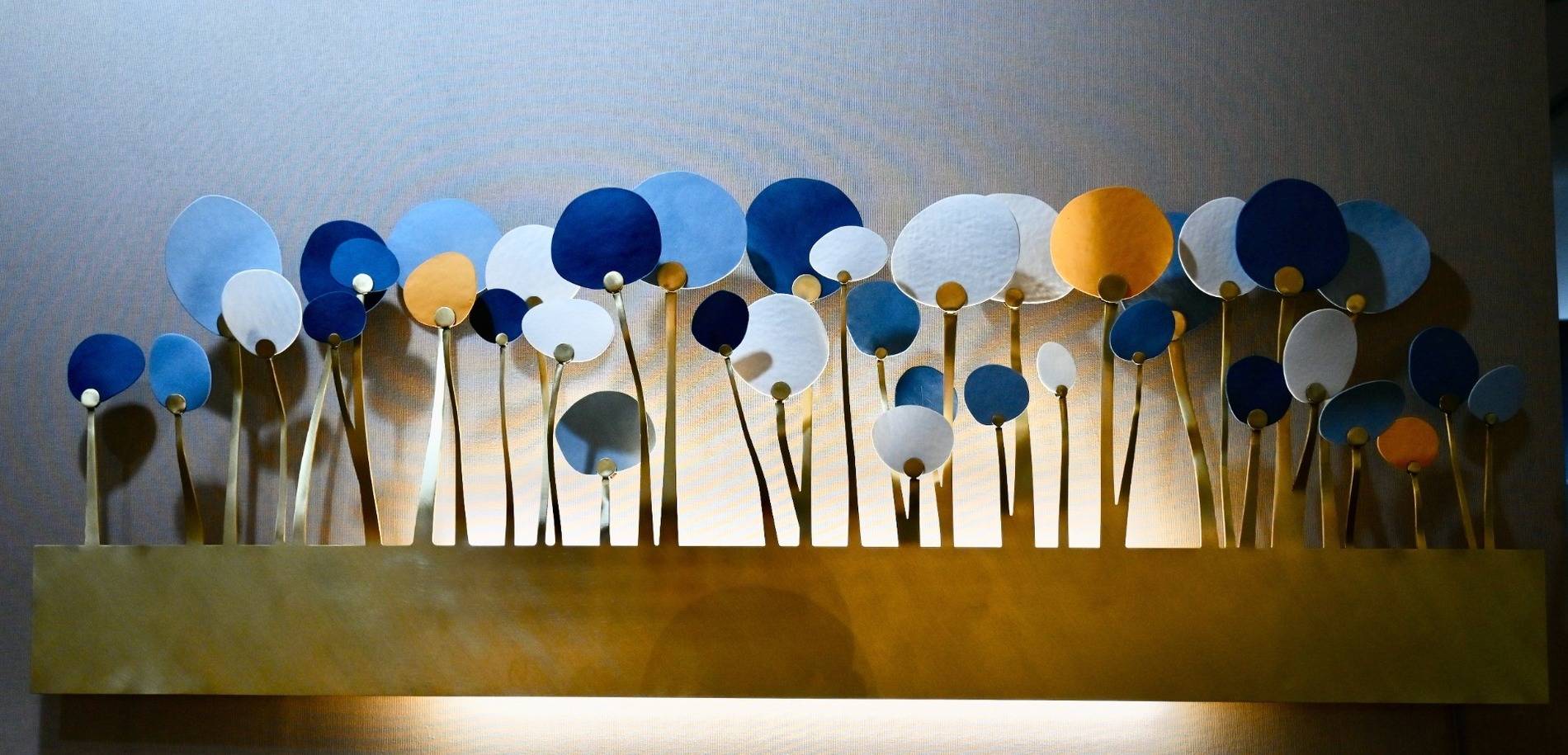 Passage secret - Collection Bord de Vienne. Sculpture murale lumineuse en porcelaine papier colorée et structure laiton. Pour décoré et éclairé un salon, une entrée, une chambre. 