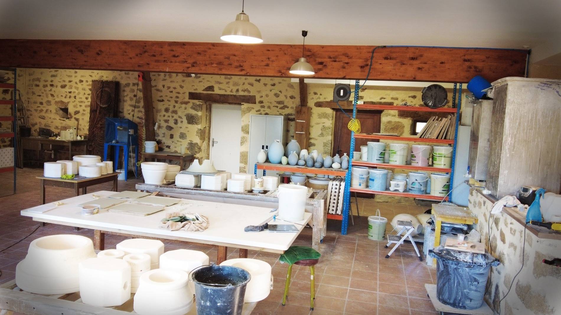Passage secret - atelier de créations sculpturales contemporaines en porcelaine, situé à 35 kilomètres de Limoges. 