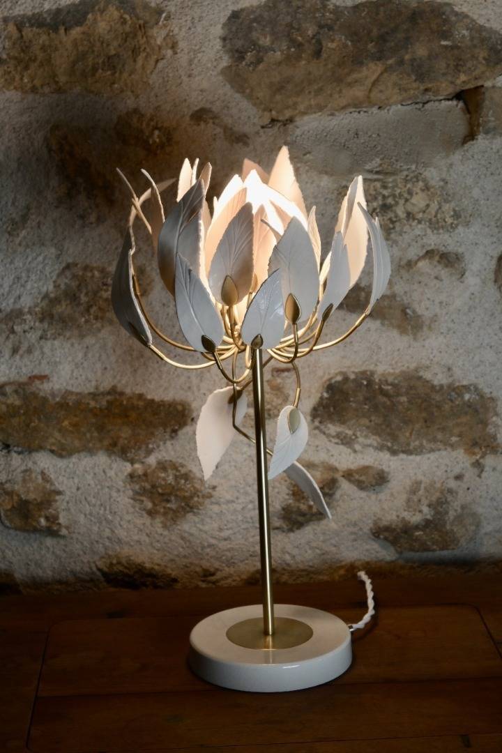 passage secret - collection Swan. Lampes de chevet et de salon en porcelaine et laiton.