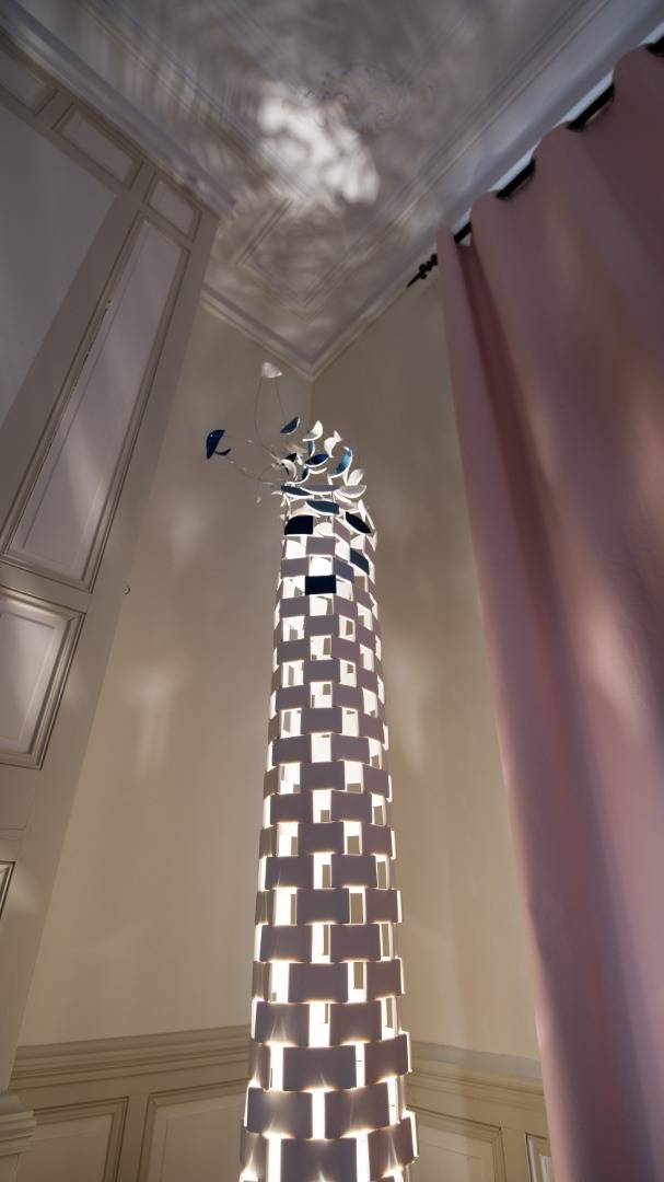 Passage secret - Projet Métropolis pour une chambre d'hôte. Grande sculpture lumineuse de 2m10, en porcelaine blanche et dégradé de bleus.  