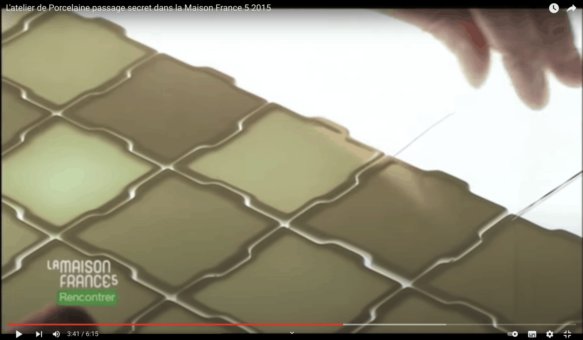 Passage secret - vidéo réalisée par la Maison France 5 en 2015 sur l'atelier passage secret et sa fabrication de Rideaux en porcelaine souple et translucide. 