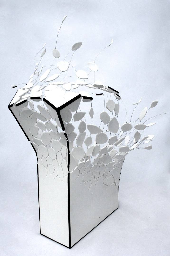 Passage secret - Projet Chanel. Sculpture La Boîte. Cette oeuvre en porcelaine blanche et noire est imaginée pour accueillir un flacon de parfum chanel.
